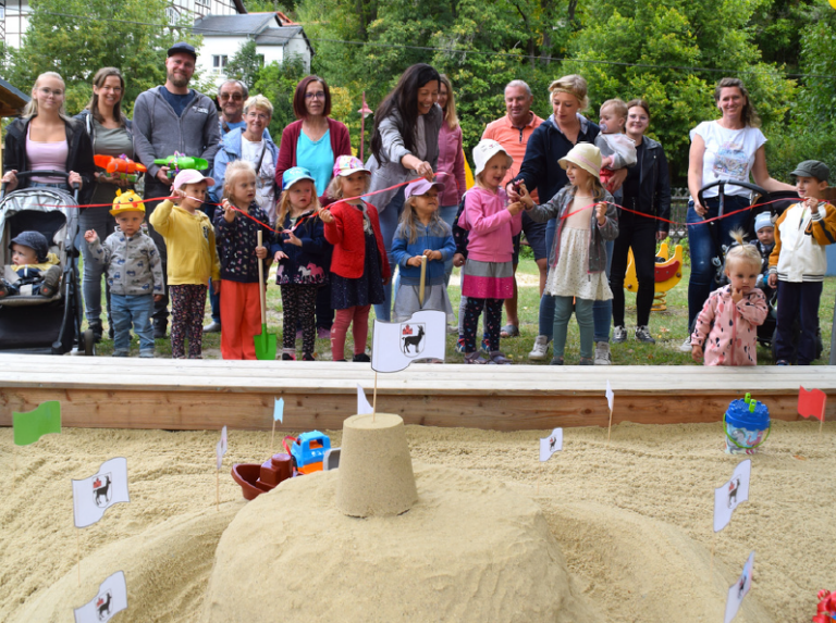 Purzelmaus-Spaß im neuen Sandkasten