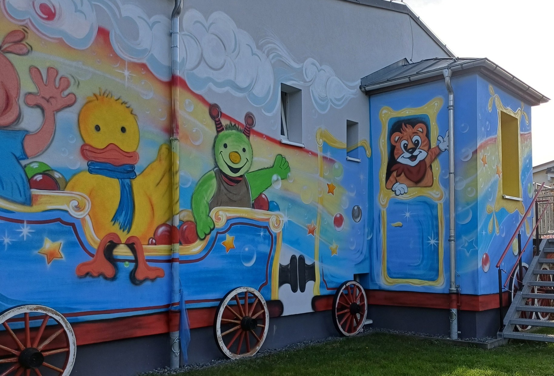 Kindergarten Gefell, Fassade wie blaue Lokomotive