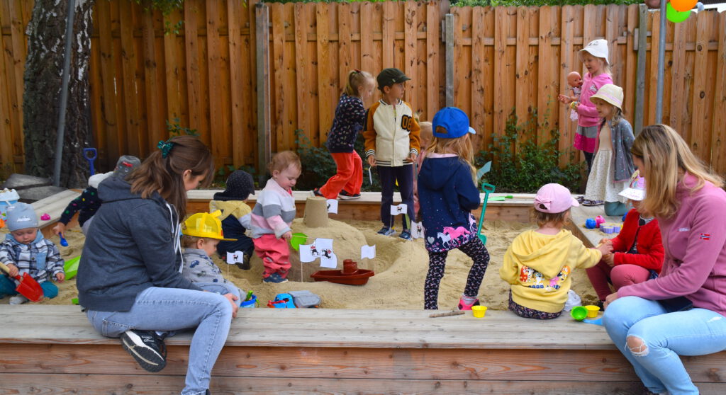 Viele Kinder im Sandkasten