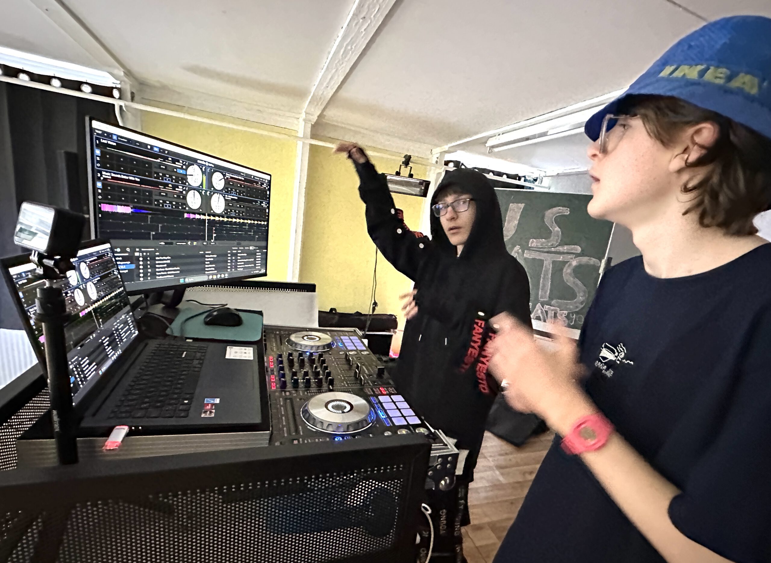 Nachwuchs-DJ's auf der Bühne im KJS