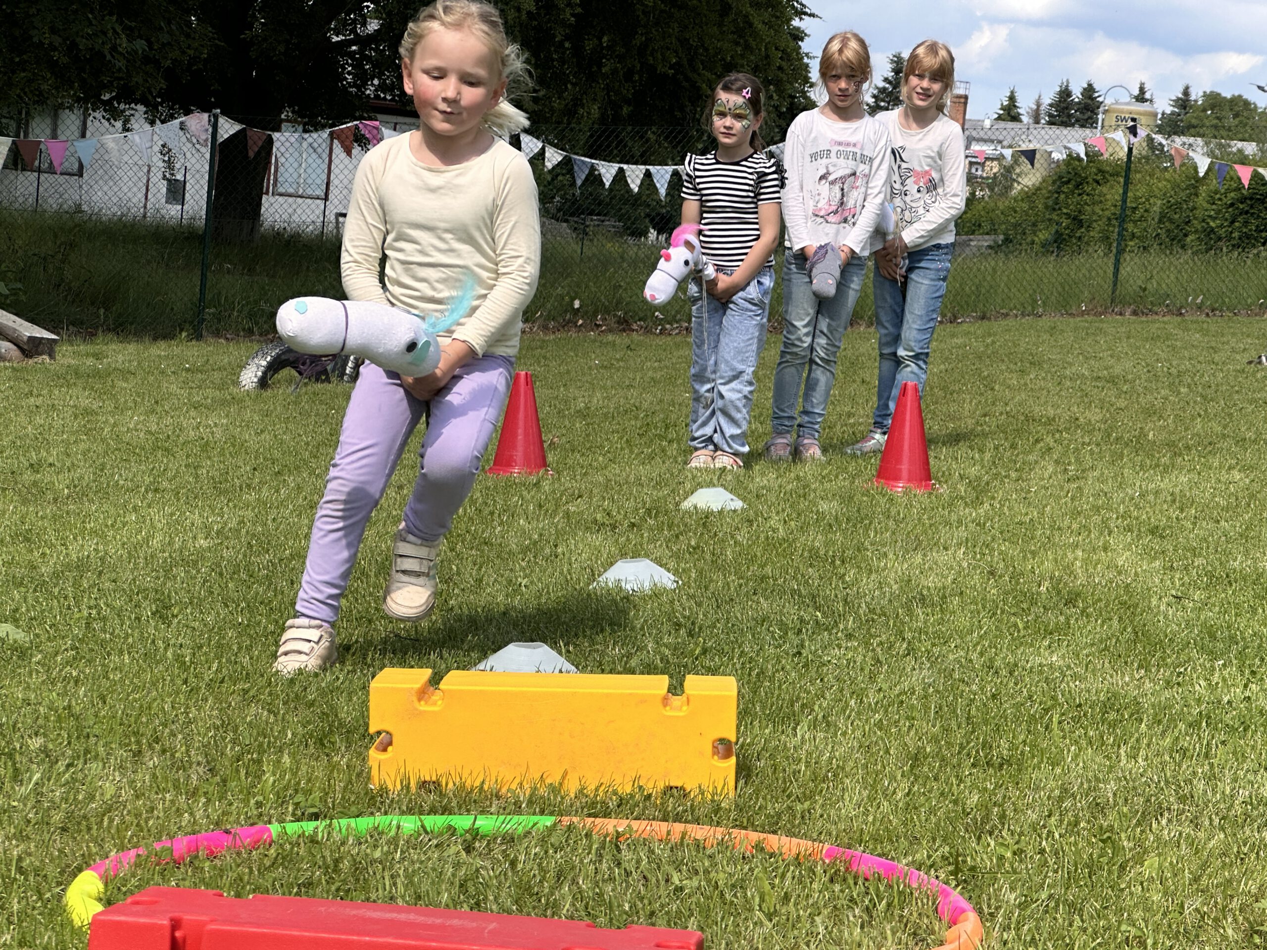 Sunny-Alida-Luisa-und-Emilia beim Hobby Horsing
